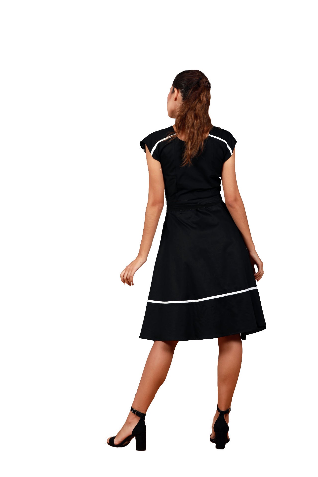 Vestido Envolvente, dos frentes, con bies blanco en canesú de hombro y falda.