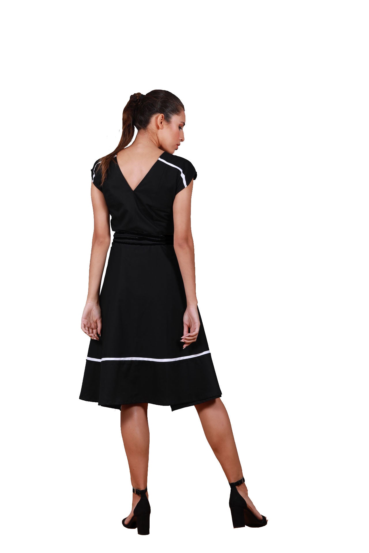 Vestido Envolvente, dos frentes, con bies blanco en canesú de hombro y falda.