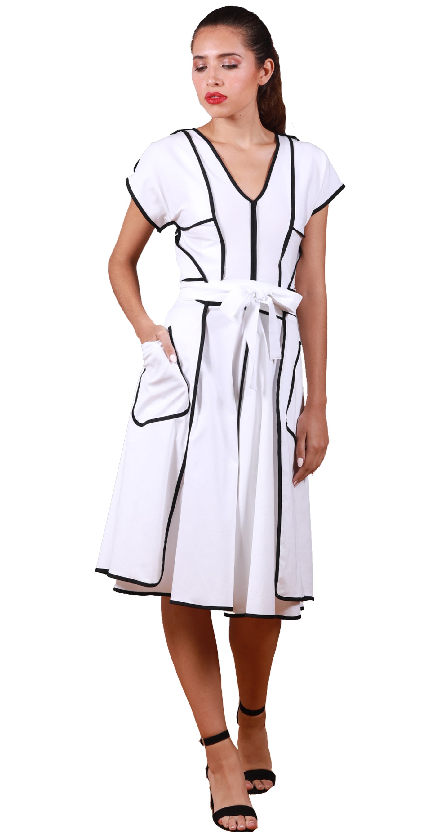 Vestido Envolvente, dos frentes, blanco con bies negro en toda silueta y cortes.