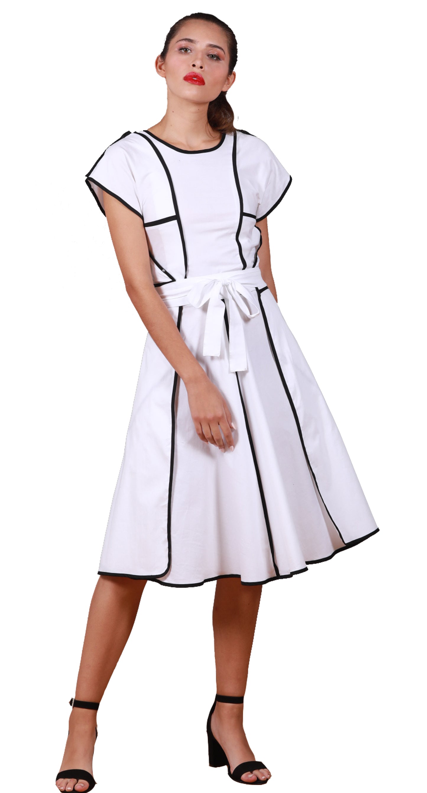 Vestido Envolvente, dos frentes, blanco con bies negro en toda silueta y cortes.