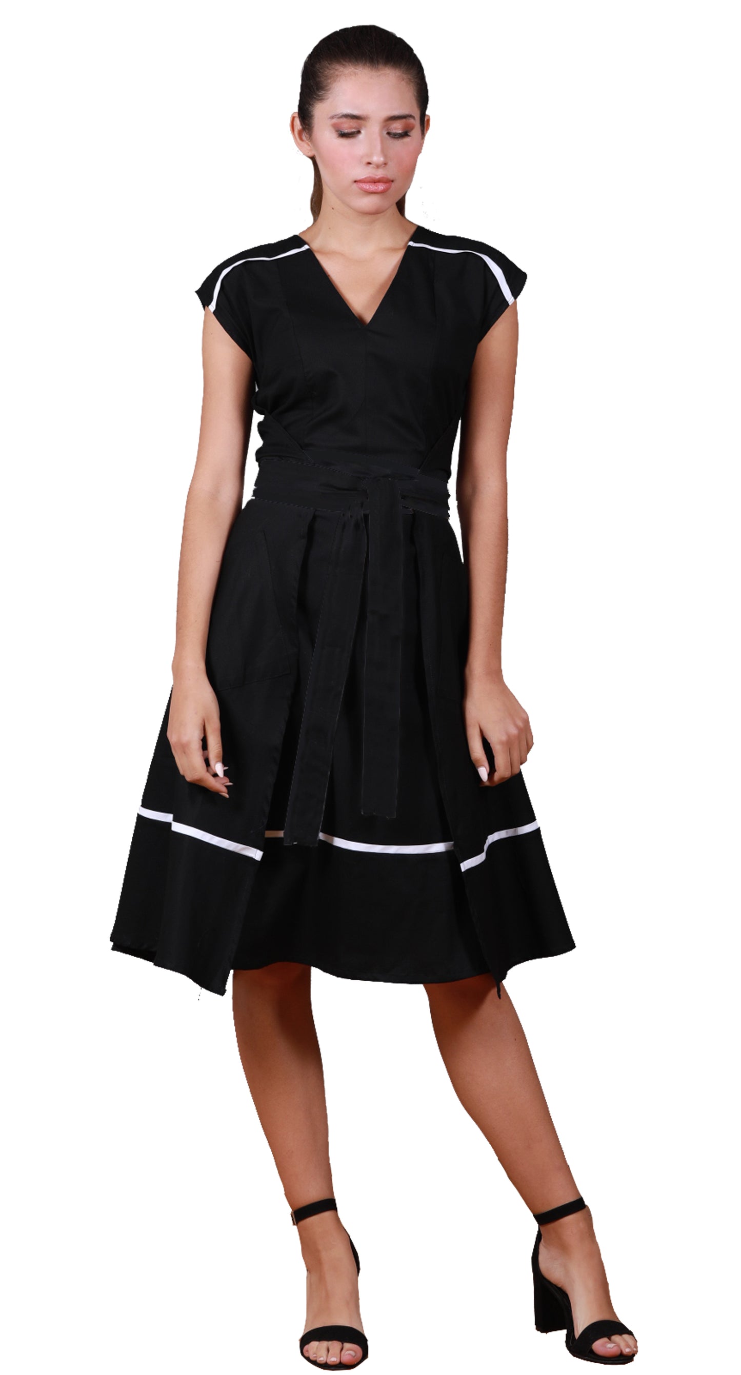 Vestido Envolvente, dos frentes, con bies blanco en canesú de hombro y falda.