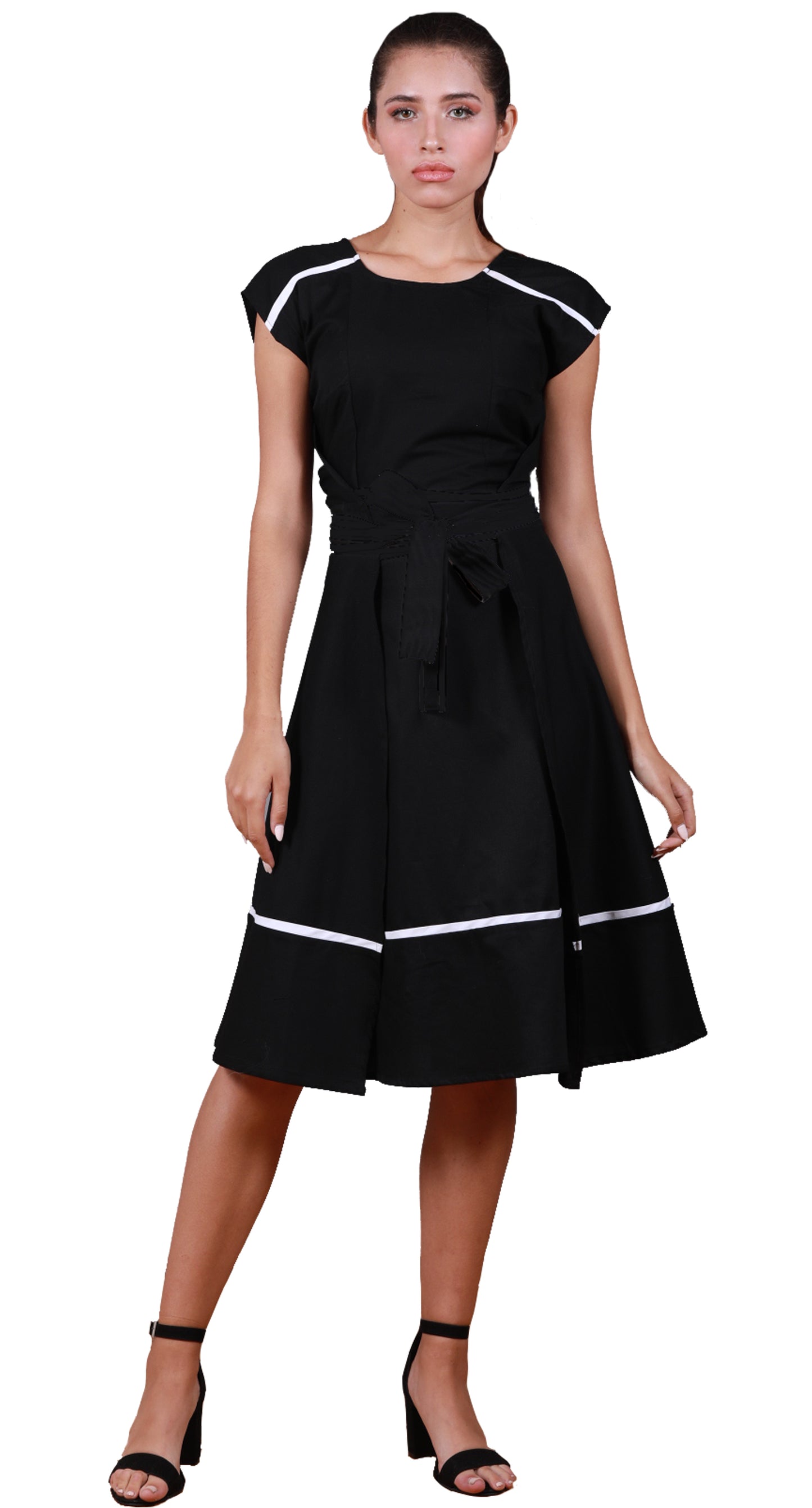 Vestido Envolvente, dos frentes, con bies blanco en canesú de hombro y falda.