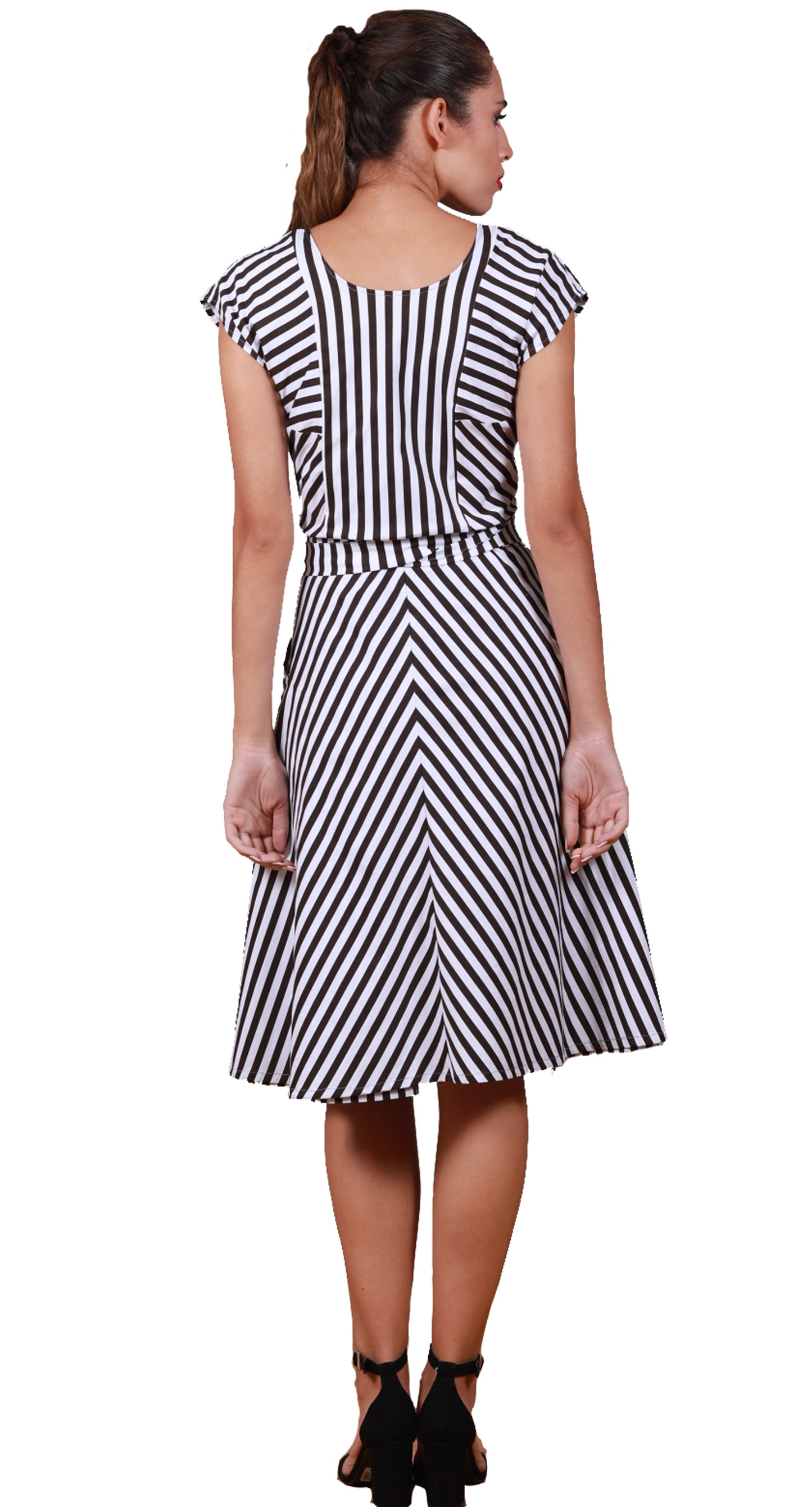 Vestido Envolvente, dos frentes, rayas negras con blanco.
