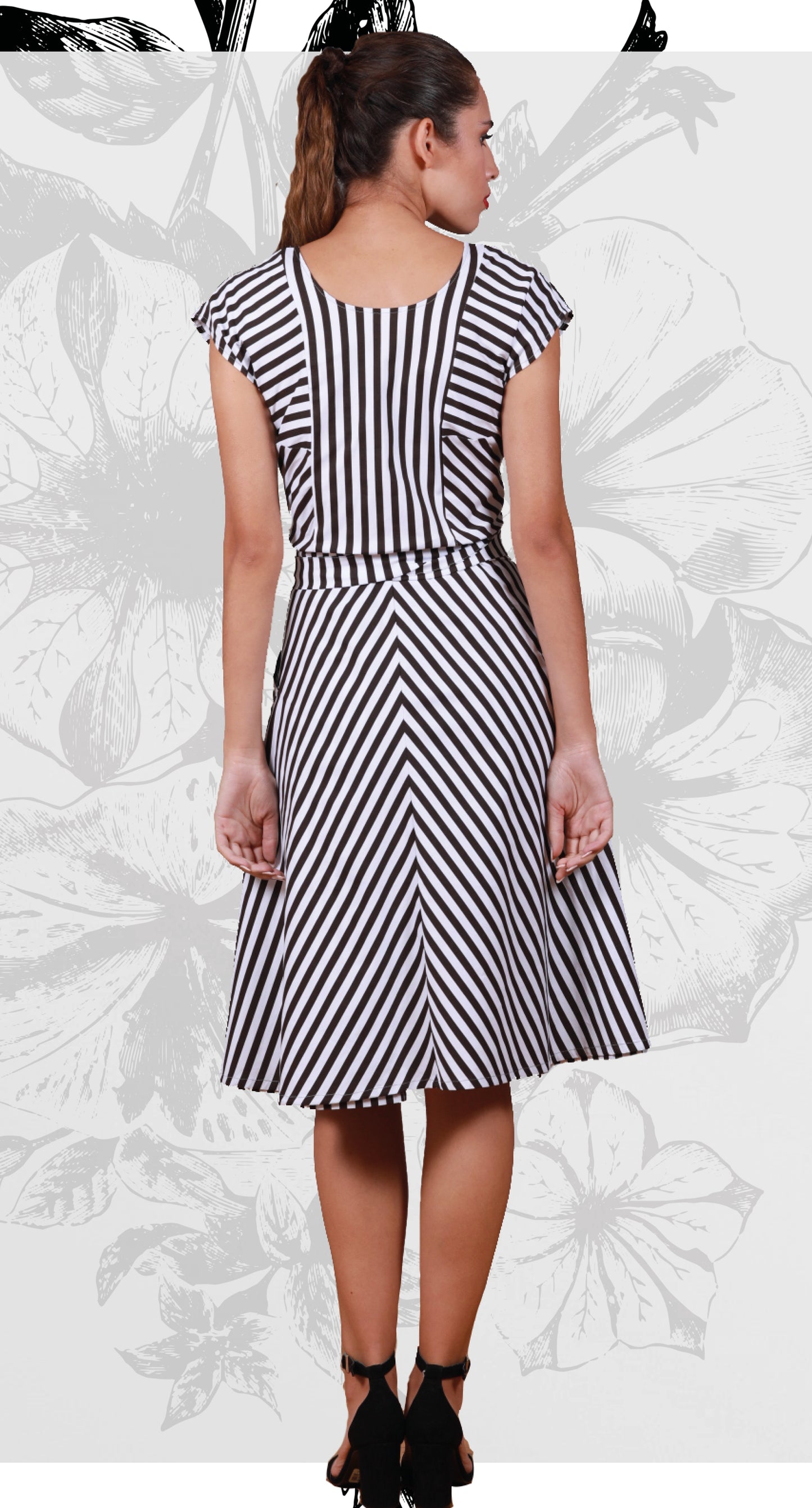 Vestido Envolvente, dos frentes, rayas negras con blanco.