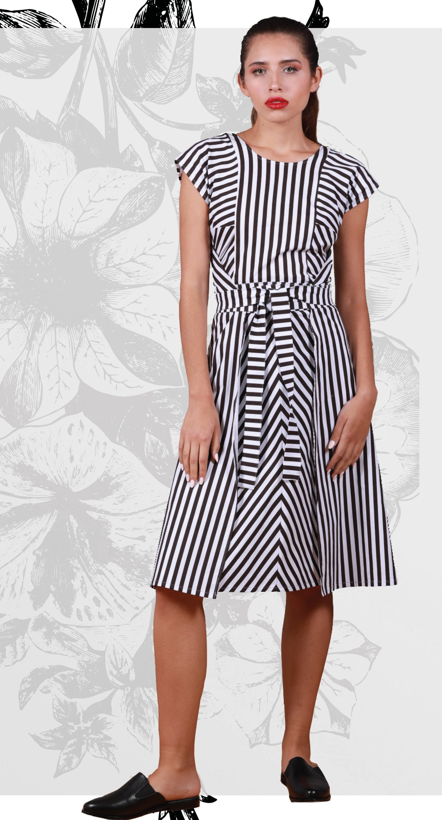 Vestido Envolvente, dos frentes, rayas negras con blanco.